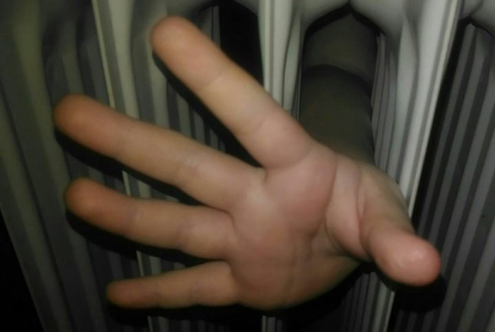 Рука брестской первоклассницы застряла в радиаторе отопления, на помощь пришли спасатели