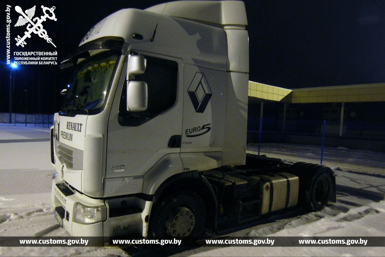 Белорус «за вознаграждение» вез через границу автозапчасти в тайнике. Изъяли и товар, и тягач