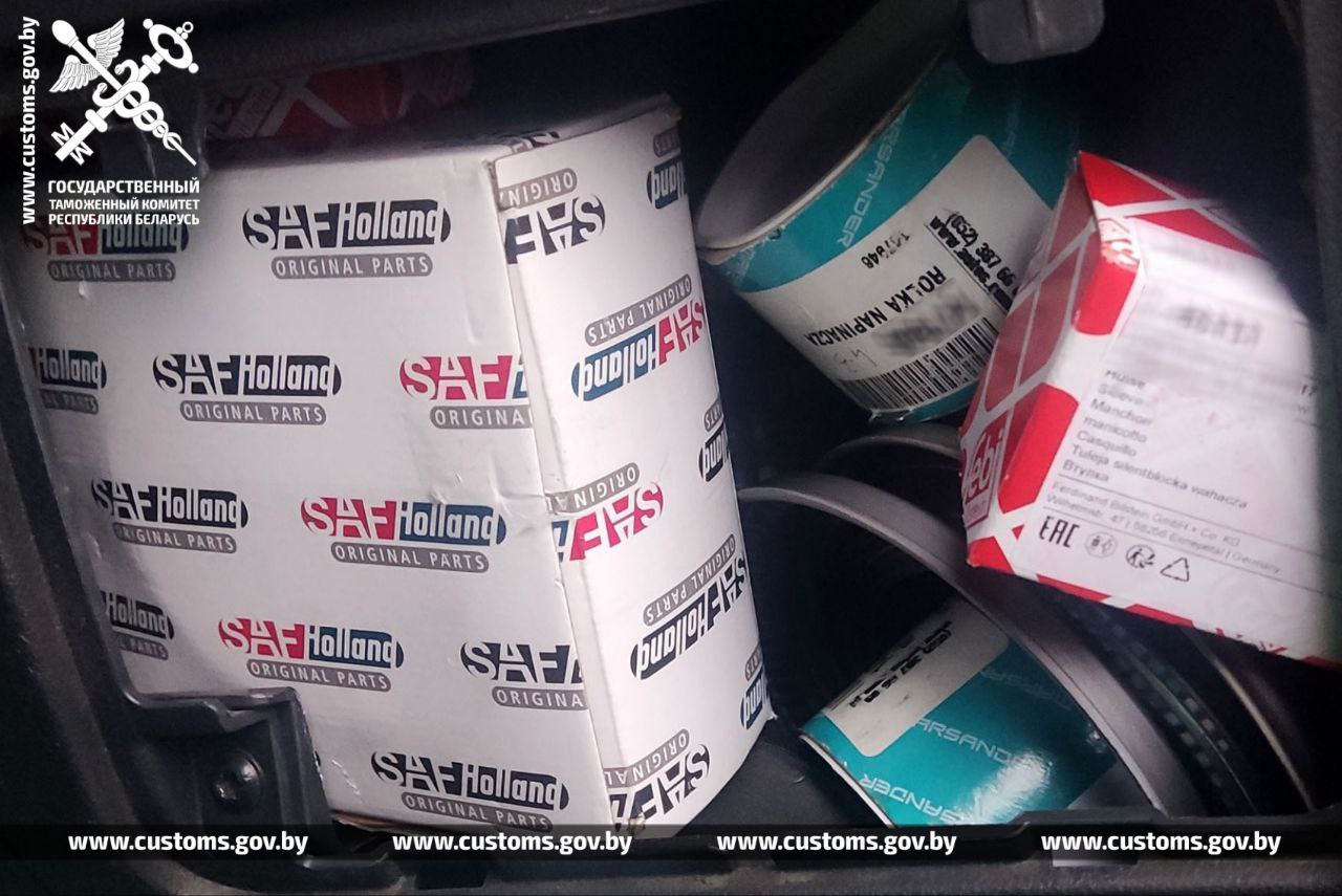 Белорус «за вознаграждение» вез через границу автозапчасти в тайнике. Изъяли и товар, и тягач