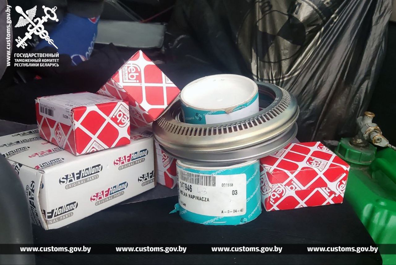 Белорус «за вознаграждение» вез через границу автозапчасти в тайнике. Изъяли и товар, и тягач