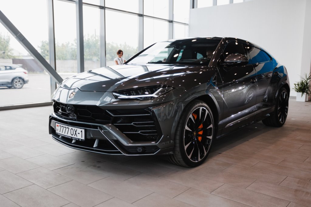 В Пинске продают Lamborghini Urus. Цена — более 300 тысяч долларов