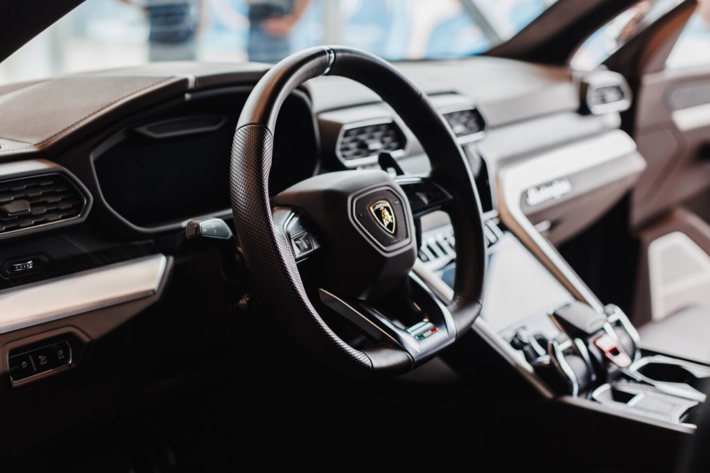 В Пинске продают Lamborghini Urus. Цена — более 300 тысяч долларов