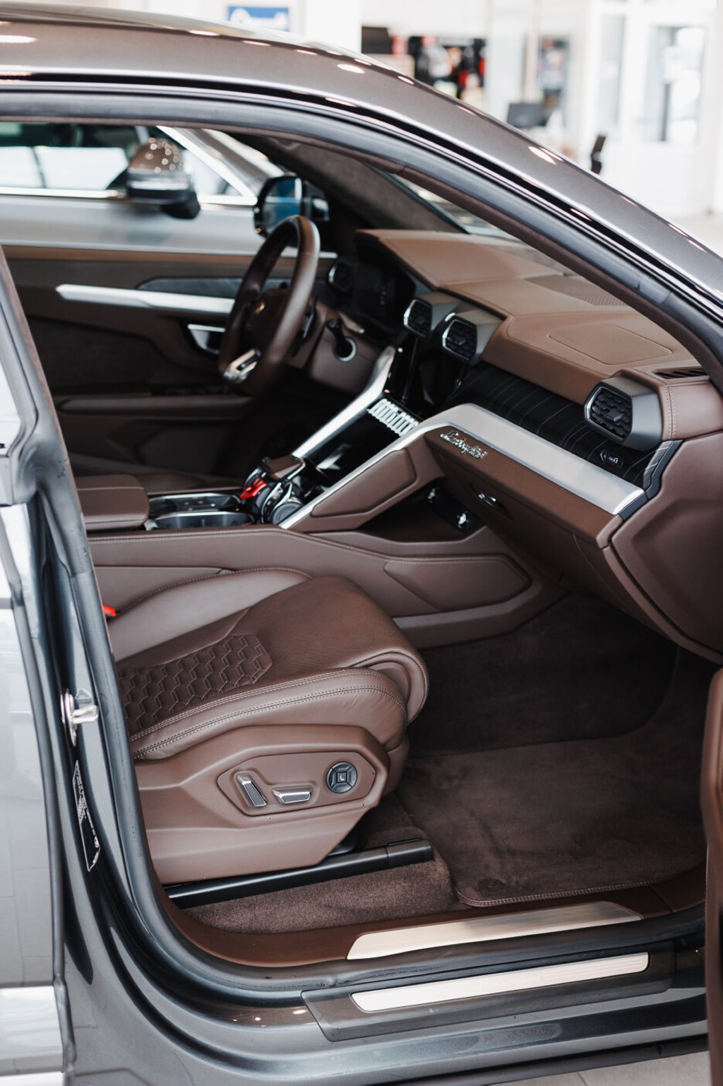 В Пинске продают Lamborghini Urus. Цена — более 300 тысяч долларов