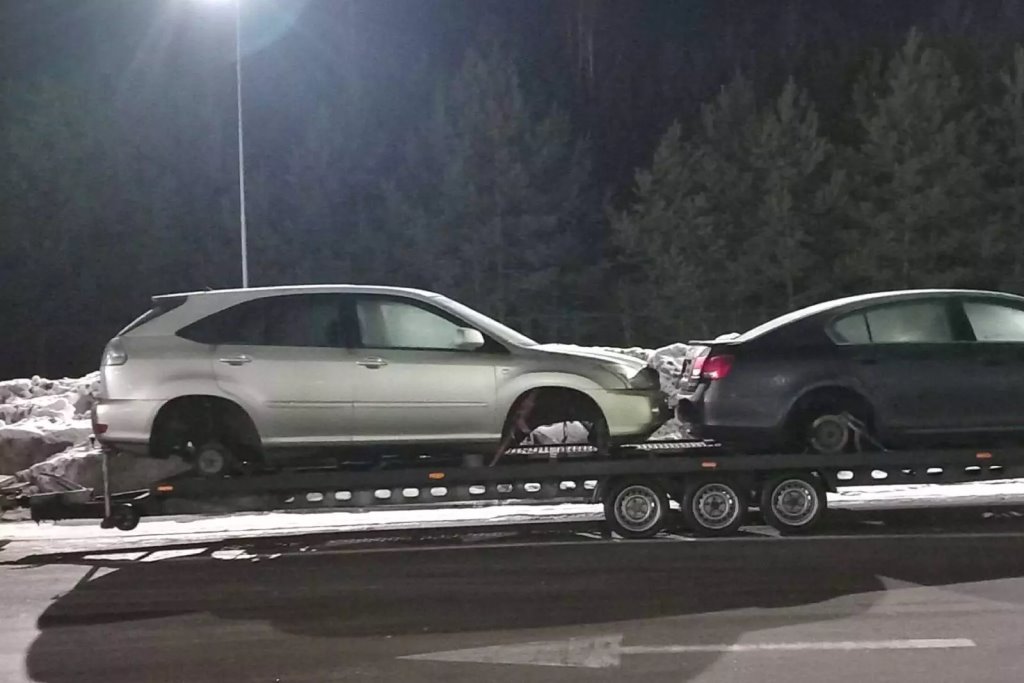 Литовские пограничники не выпустили три автомобиля на лафете в Беларусь