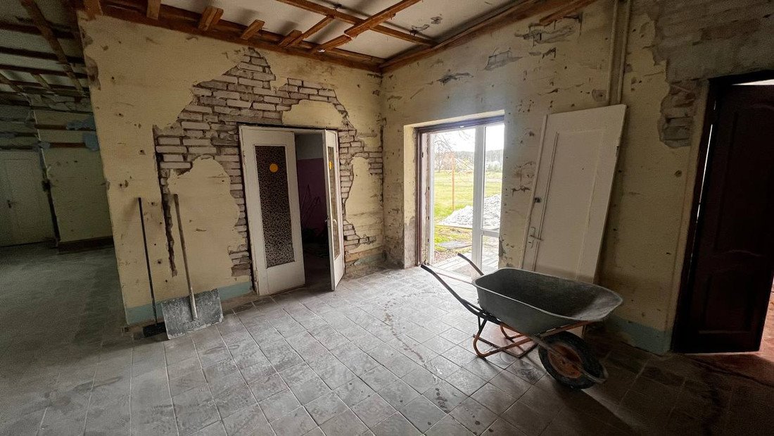 Купил под Брестом сельскую школу и сделал из нее современный глэмпинг. Оцените результат