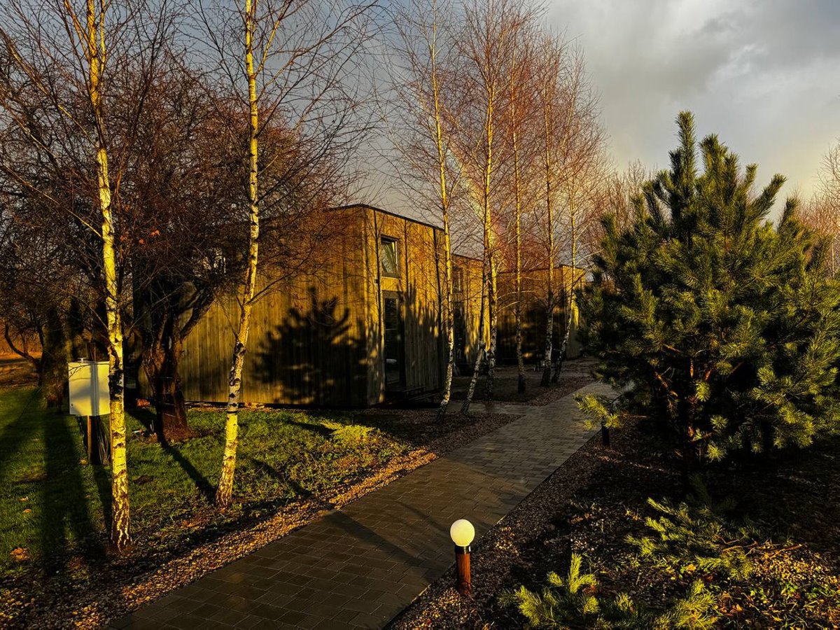 Купил под Брестом сельскую школу и сделал из нее современный глэмпинг. Оцените результат