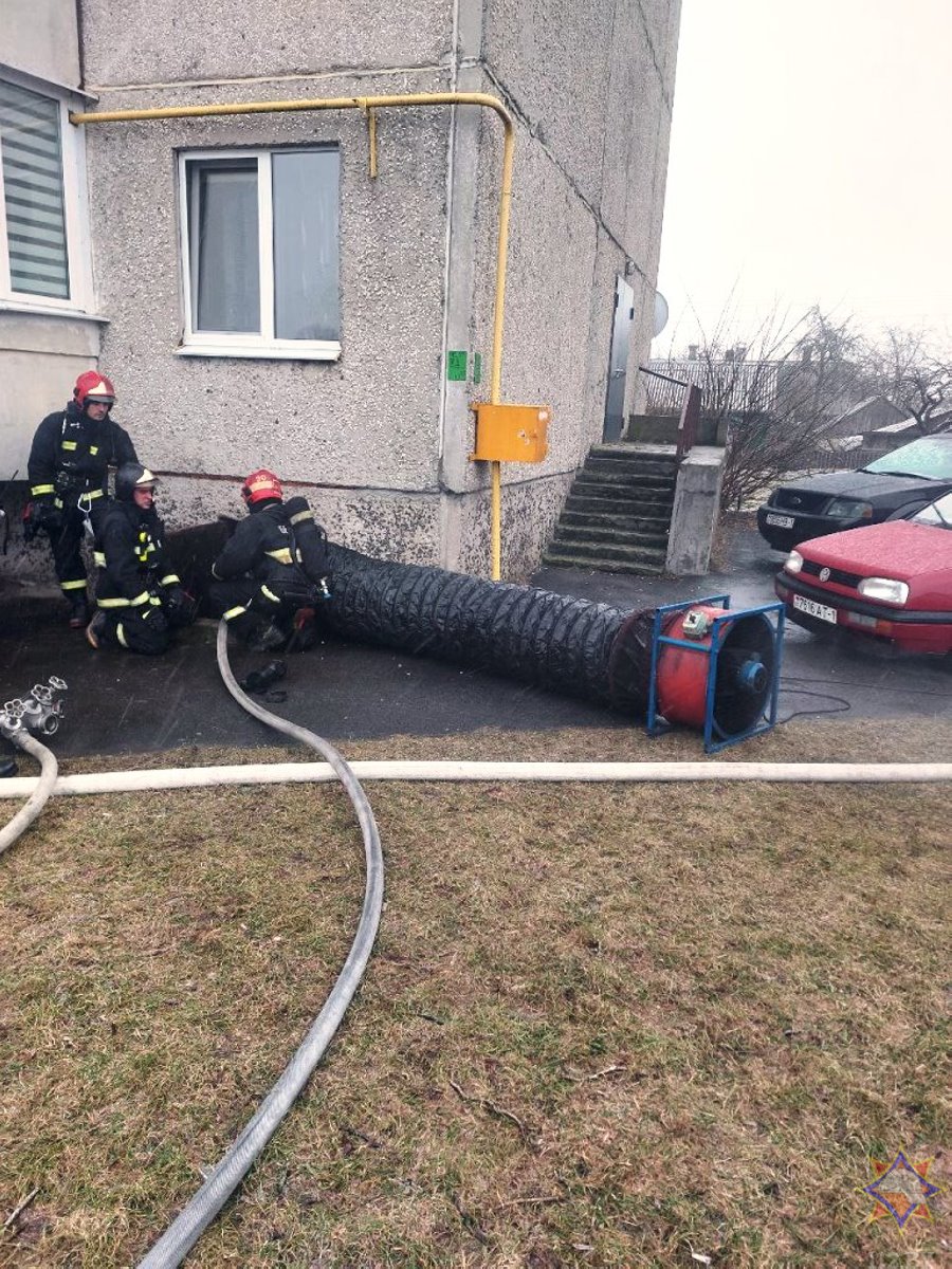 На пожаре в Бресте спасли мужчину. Видео и подробности