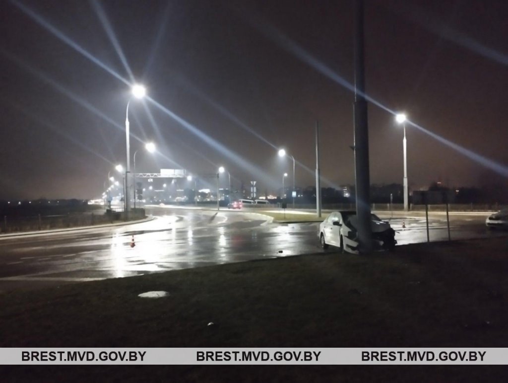 В Бресте на Варшавском шоссе водитель врезался в столб
