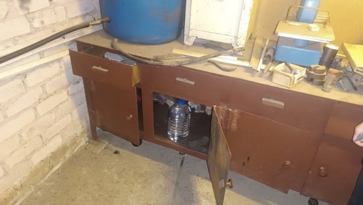 Бизнес-план провалился. У белоруса оперативники изъяли 155 л спирта