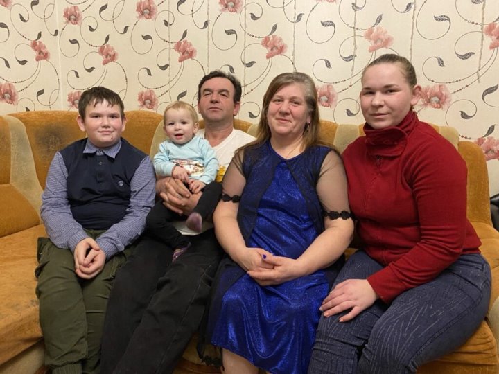 Первого родила в 16, шестого – в 41. Как живет многодетная семья