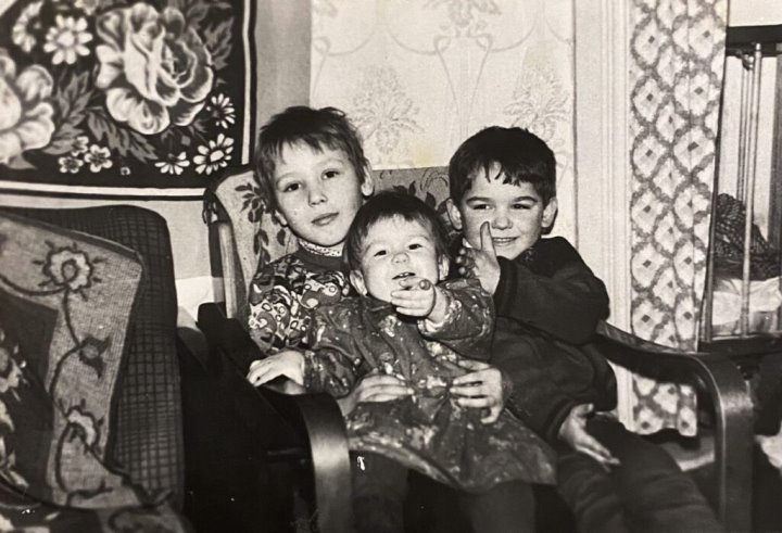 Первого родила в 16, шестого – в 41. Как живет многодетная семья