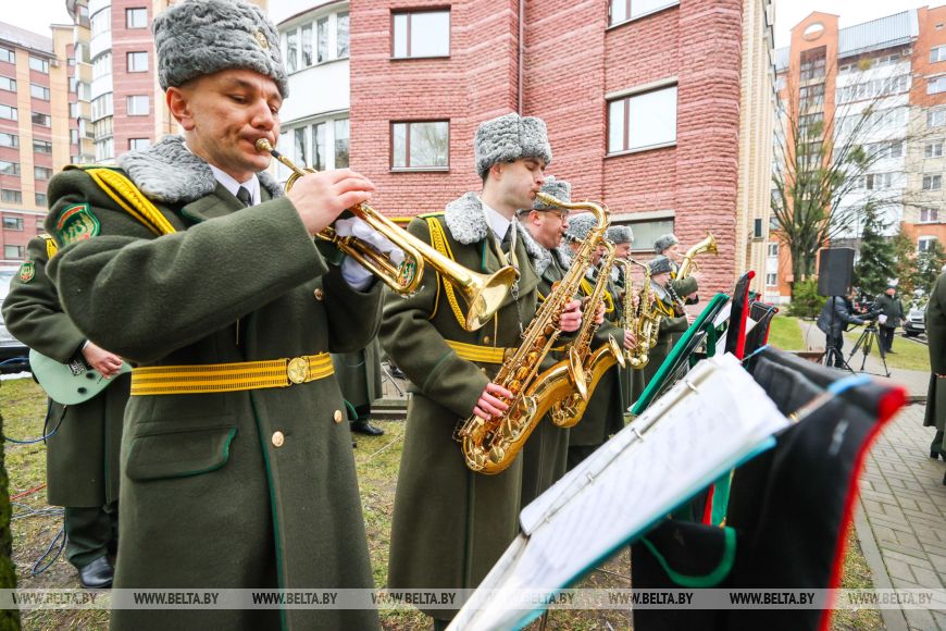Брестские пограничники с оркестром поздравили ветерана с 98-летием