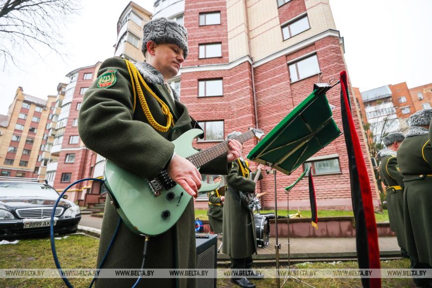 Брестские пограничники с оркестром поздравили ветерана с 98-летием