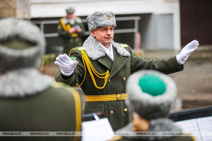 Брестские пограничники с оркестром поздравили ветерана с 98-летием