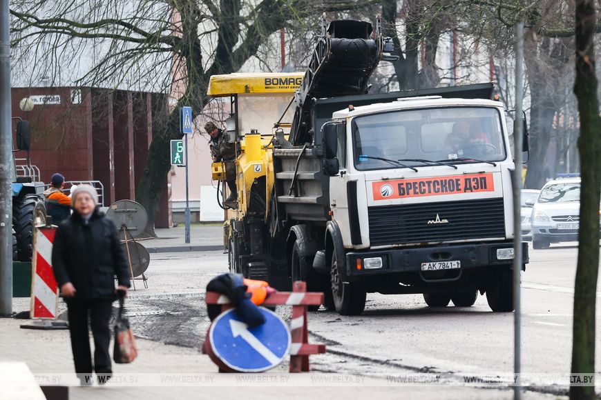 Десять бригад дорожников производят в Бресте ямочный ремонт