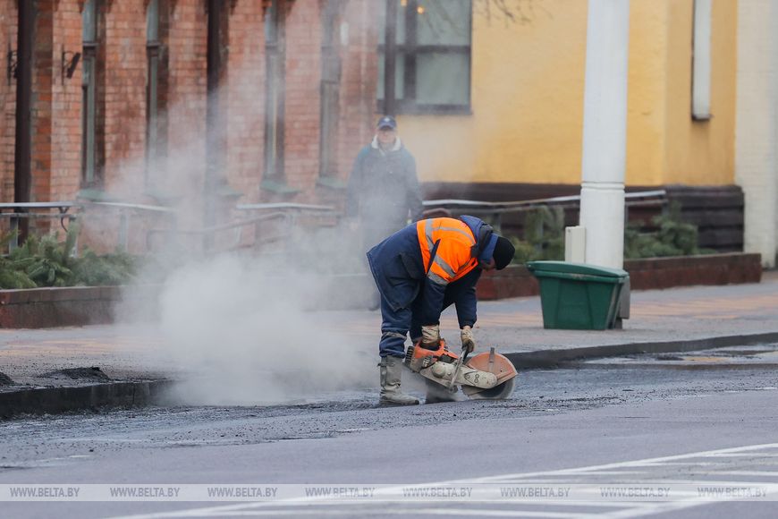 Десять бригад дорожников производят в Бресте ямочный ремонт