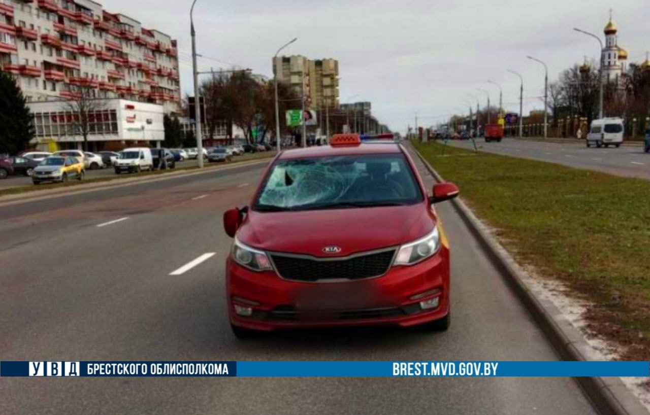 В Бресте пенсионер попал под колеса такси