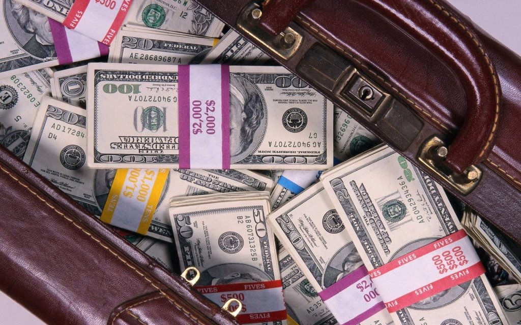 В Беларуси отец семейства планировал положить в банк 50 тыс. долларов. 67 купюр оказались сувенирными. Как так вышло?