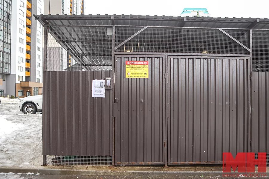 Ноу-хау в одном из дворов Минска: чтобы выбросить мусор, жильцы проходят «фейсконтроль»