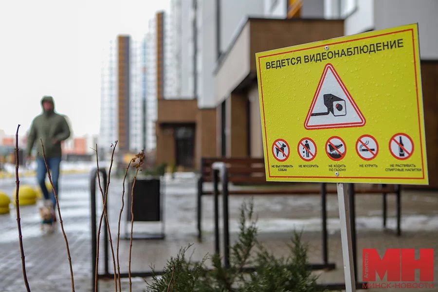 Ноу-хау в одном из дворов Минска: чтобы выбросить мусор, жильцы проходят «фейсконтроль»