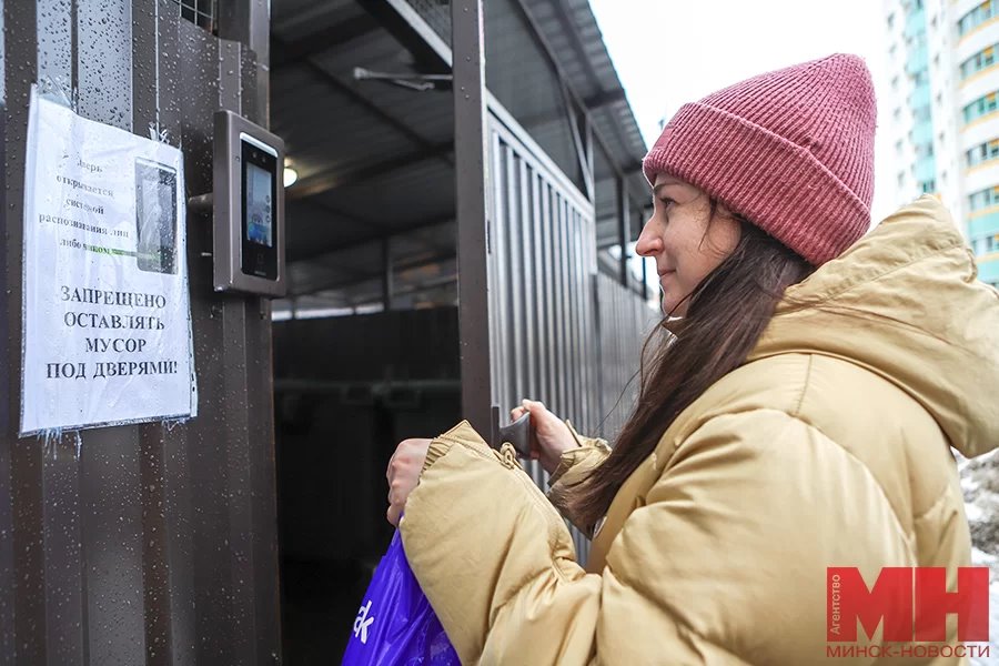 Ноу-хау в одном из дворов Минска: чтобы выбросить мусор, жильцы проходят «фейсконтроль»