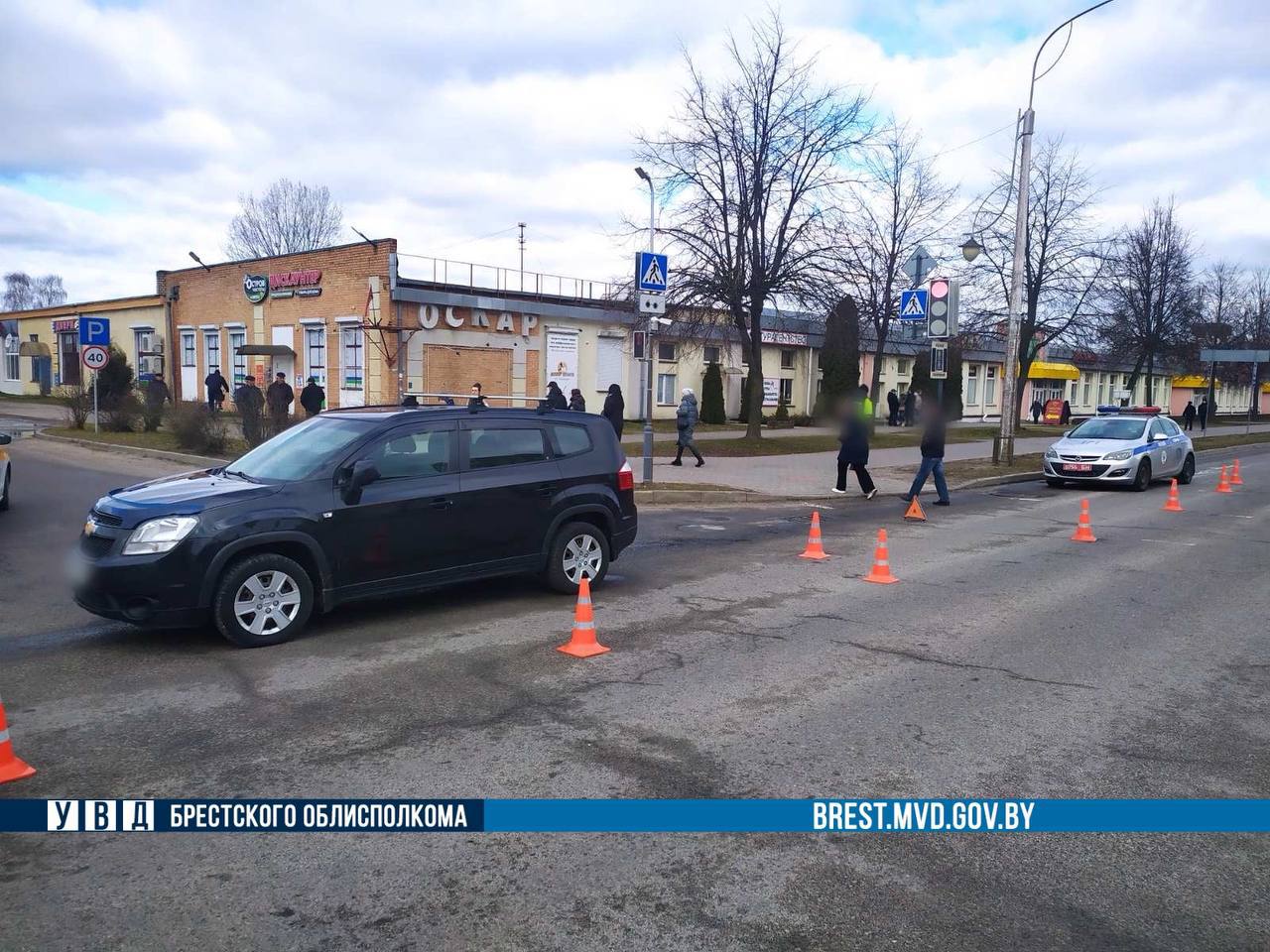 Женщина попала под колеса автомобиля. Жесткое видео из Кобрина