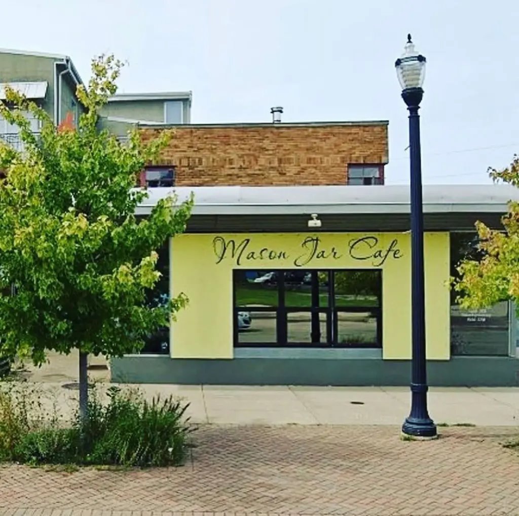 Официантку, получившую $10 тысяч чаевых, уволили владельцы заведения