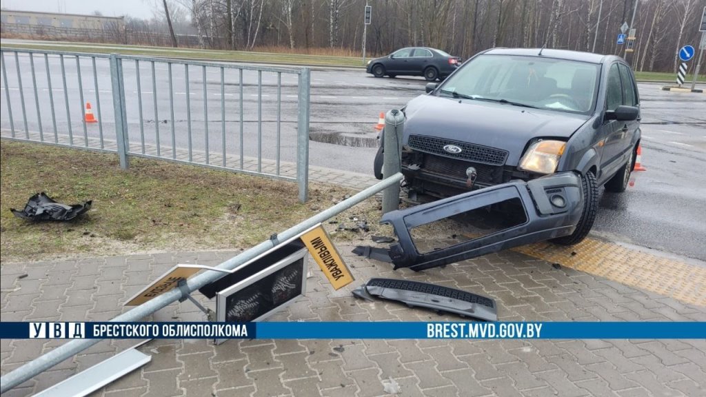 Женщина на Ford снесла светофор в Бресте