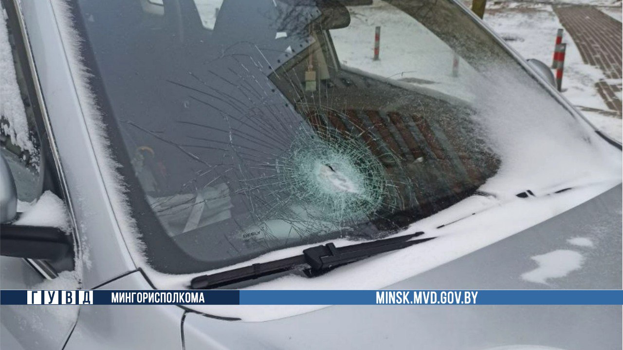 Не понравился подарок. Минчанка выбросила духи с 12 этажа и повредила автомобили