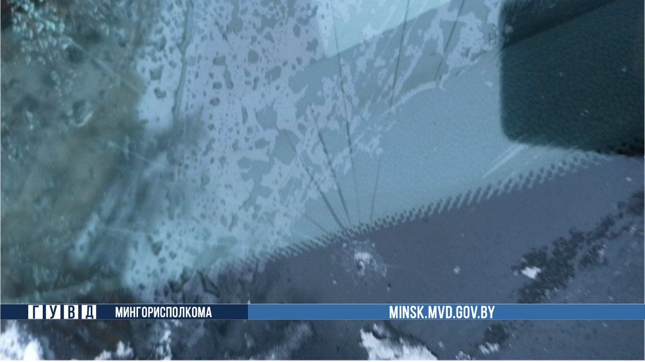 Не понравился подарок. Минчанка выбросила духи с 12 этажа и повредила автомобили