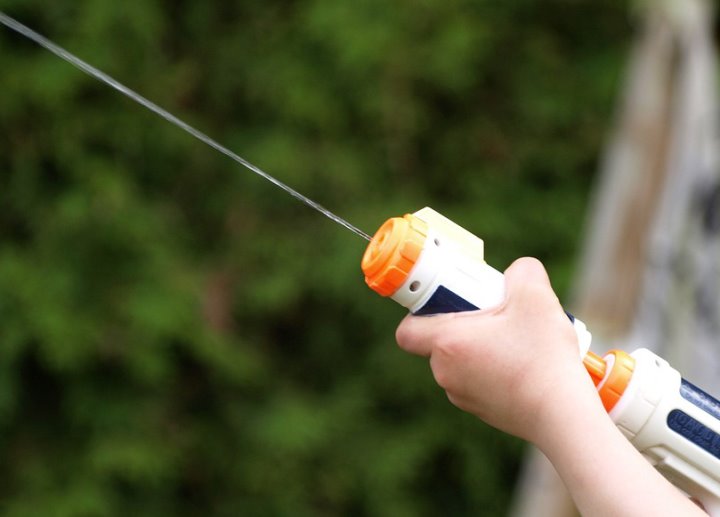 «Заломал руки, облил водой и угрожал утопить». В Бресте папа заступился за девочку, которую одноклассник «обстрелял» из водяного пистолета