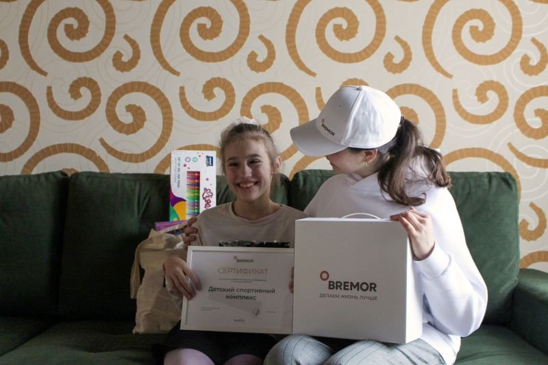 Целеустремленной девочке с ДЦП в Бресте подарили спортивный комплекс