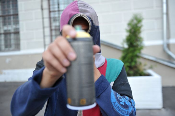 Это хулиганство: почему за поцарапанную машину или разрисованный баннер уже с 14 лет может грозить уголовная ответственность