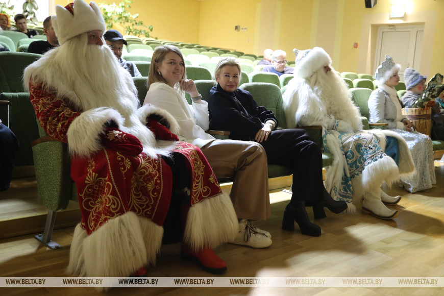Байкальский Дед Мороз, Царевна-лягушка, Емеля и костромская Снегурочка приехали в Беловежскую пущу