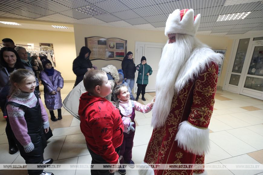 Байкальский Дед Мороз, Царевна-лягушка, Емеля и костромская Снегурочка приехали в Беловежскую пущу