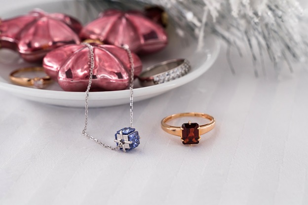 Колье с жемчужиной от 9.99 рублей – где в Бресте искать выгодные новогодние подарки?