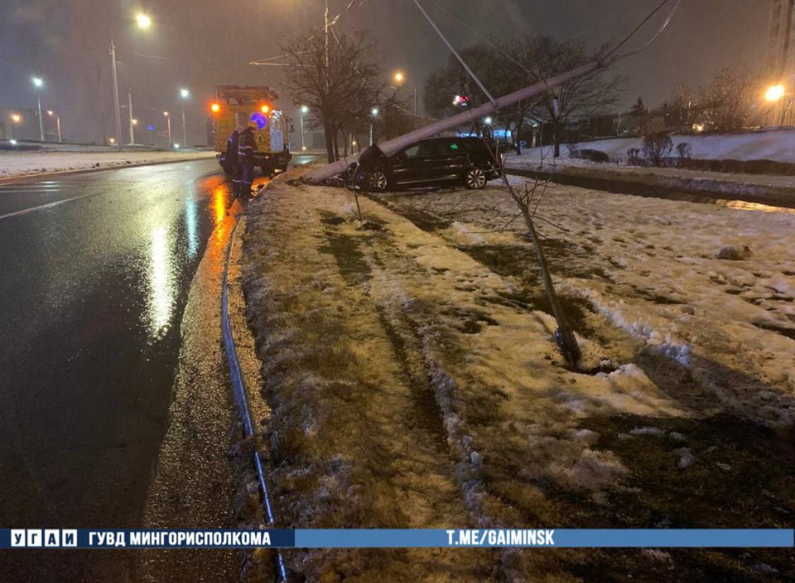 Автомобиль в Минске занесло и придавило столбом
