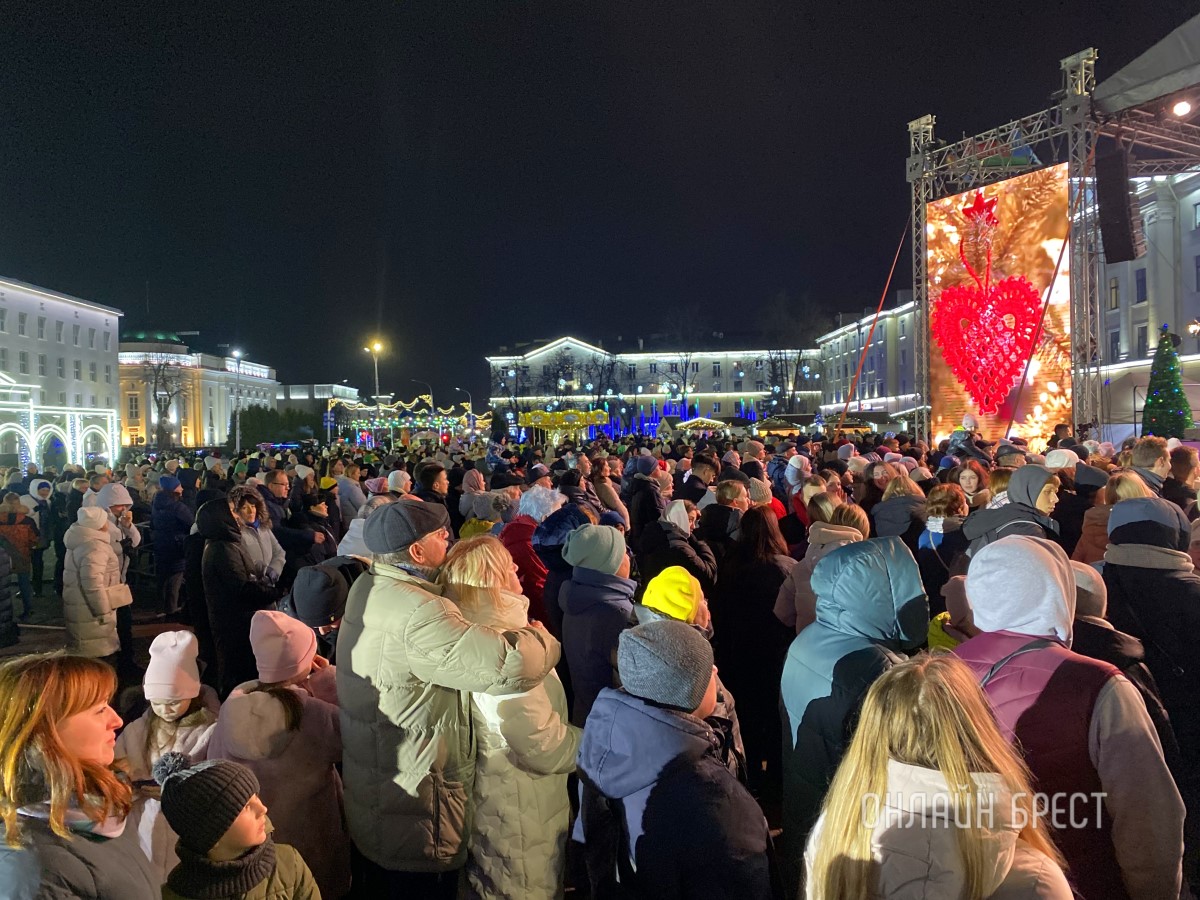 В Бресте зажгли главную елку города
