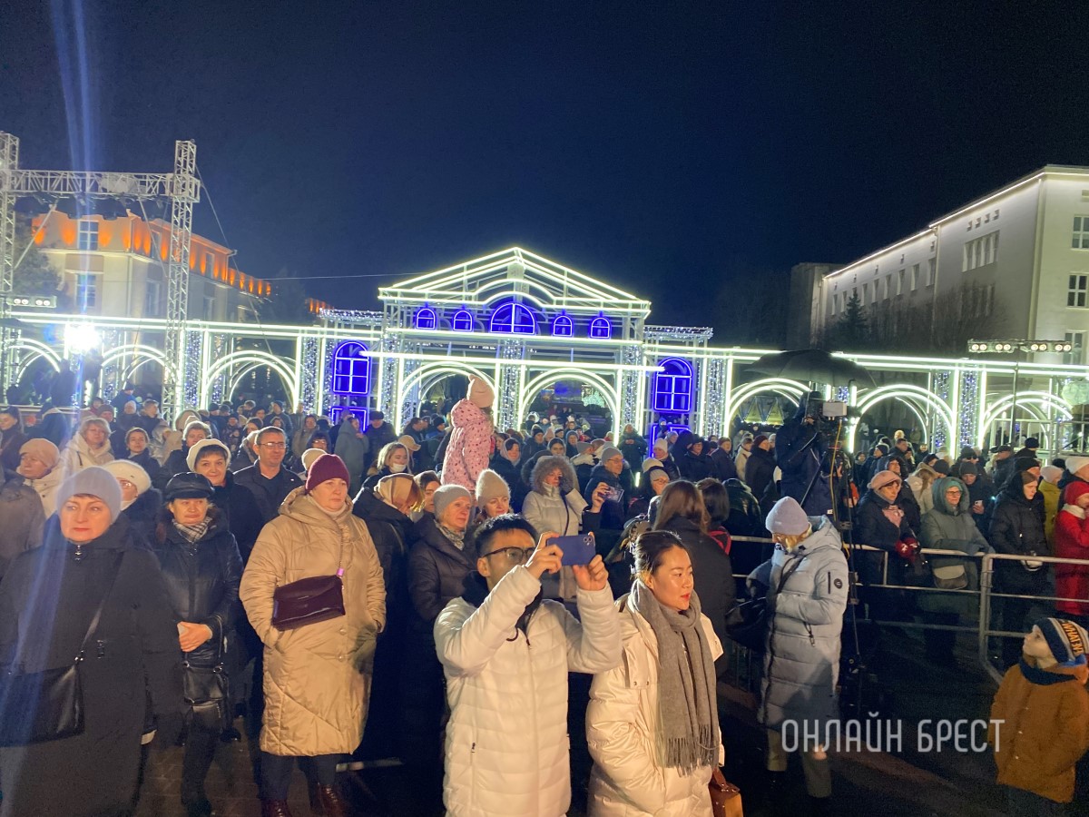 В Бресте зажгли главную елку города