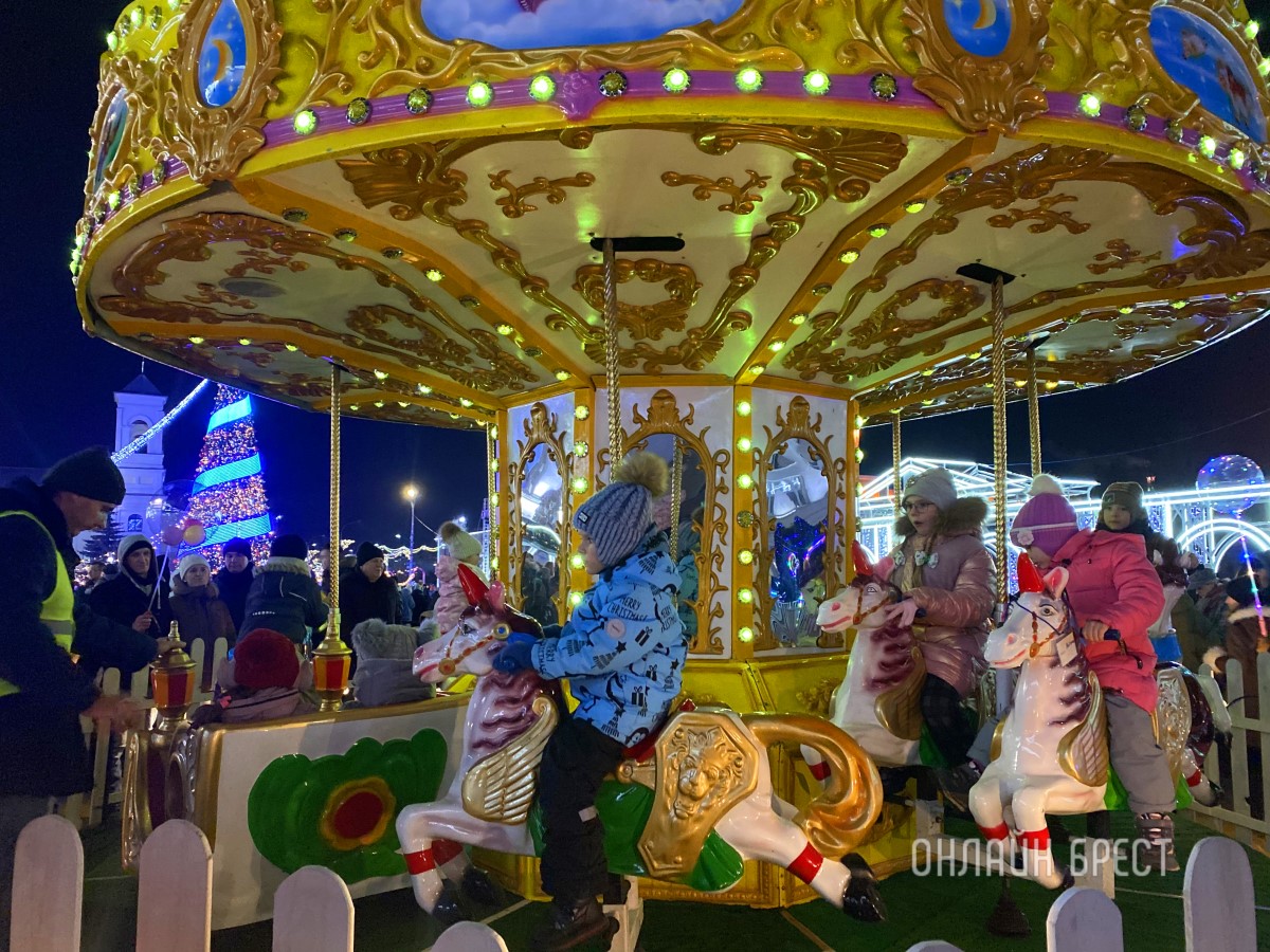 В Бресте зажгли главную елку города