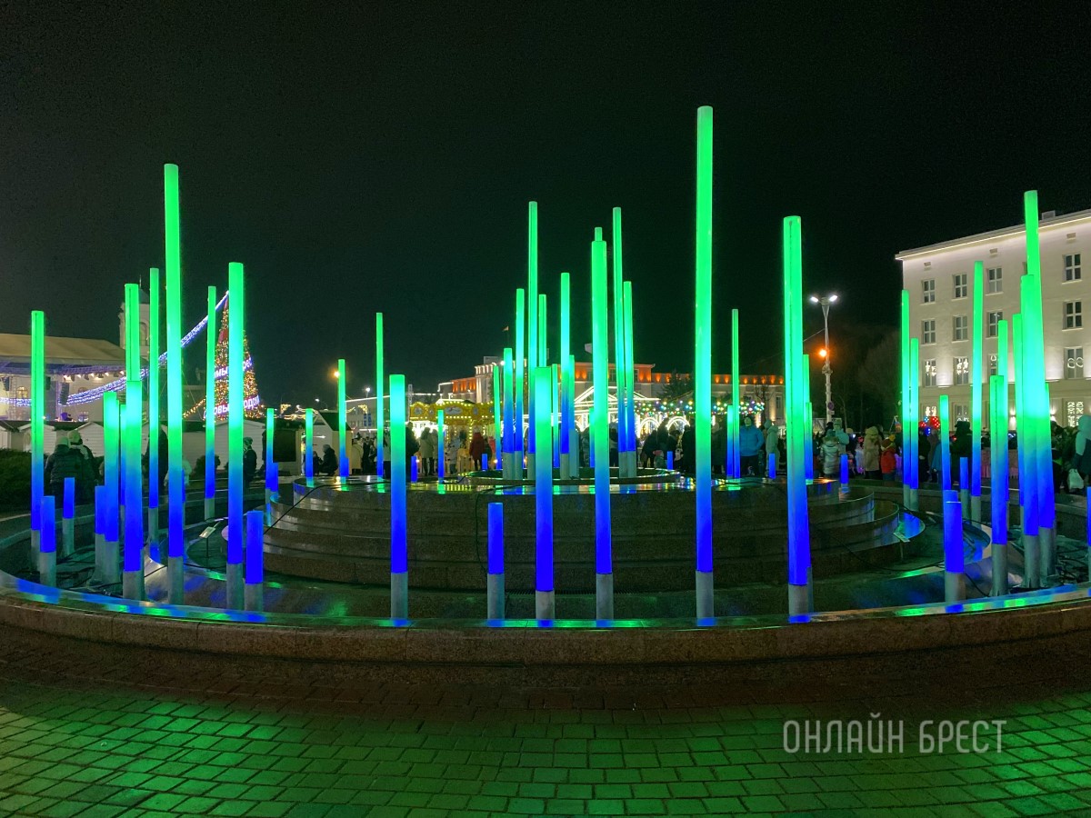 В Бресте зажгли главную елку города