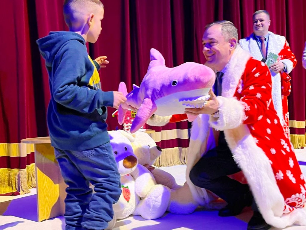 В Бресте устроили новогодний праздник для 300 детей-сирот и с ограниченными возможностями