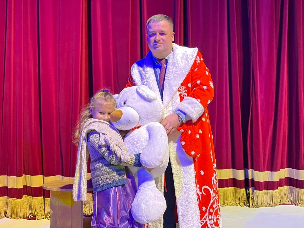 В Бресте устроили новогодний праздник для 300 детей-сирот и с ограниченными возможностями