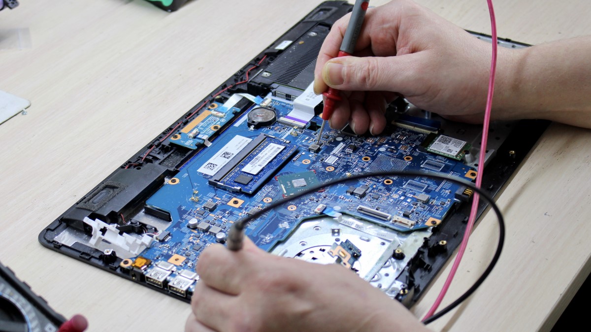 Здесь дарят новую жизнь старым, сломанным компьютерам, ноутбукам, смартфонам, планшетам. «GarantPro» гарантирует крутое качество и приятные цены на ремонт
