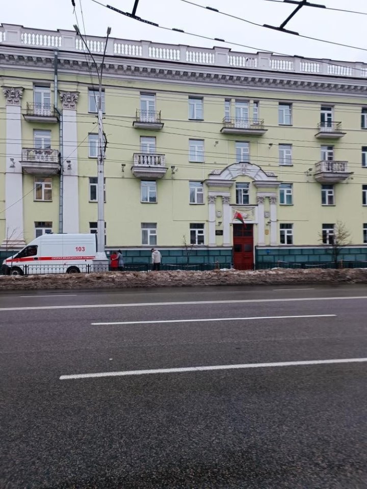 Еще двух белорусок травмировали сосульки с крыш