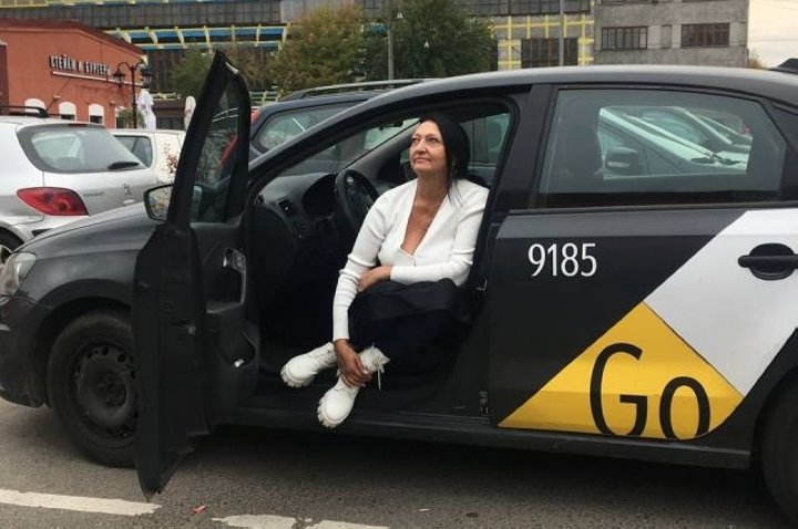 С чистого листа. Она оставила бизнес и ушла работать в такси и писать книгу