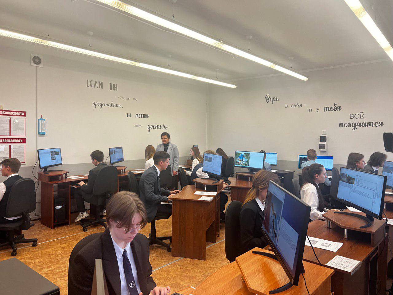 Компьютерный класс на 15 мест получили в подарок учащиеся ГУО «Гимназия №4 г.Бреста»