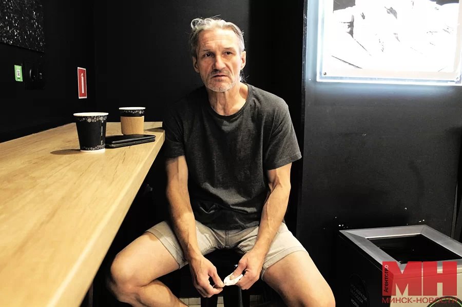 Почему белорус ходит по улице зимой в майке и шортах