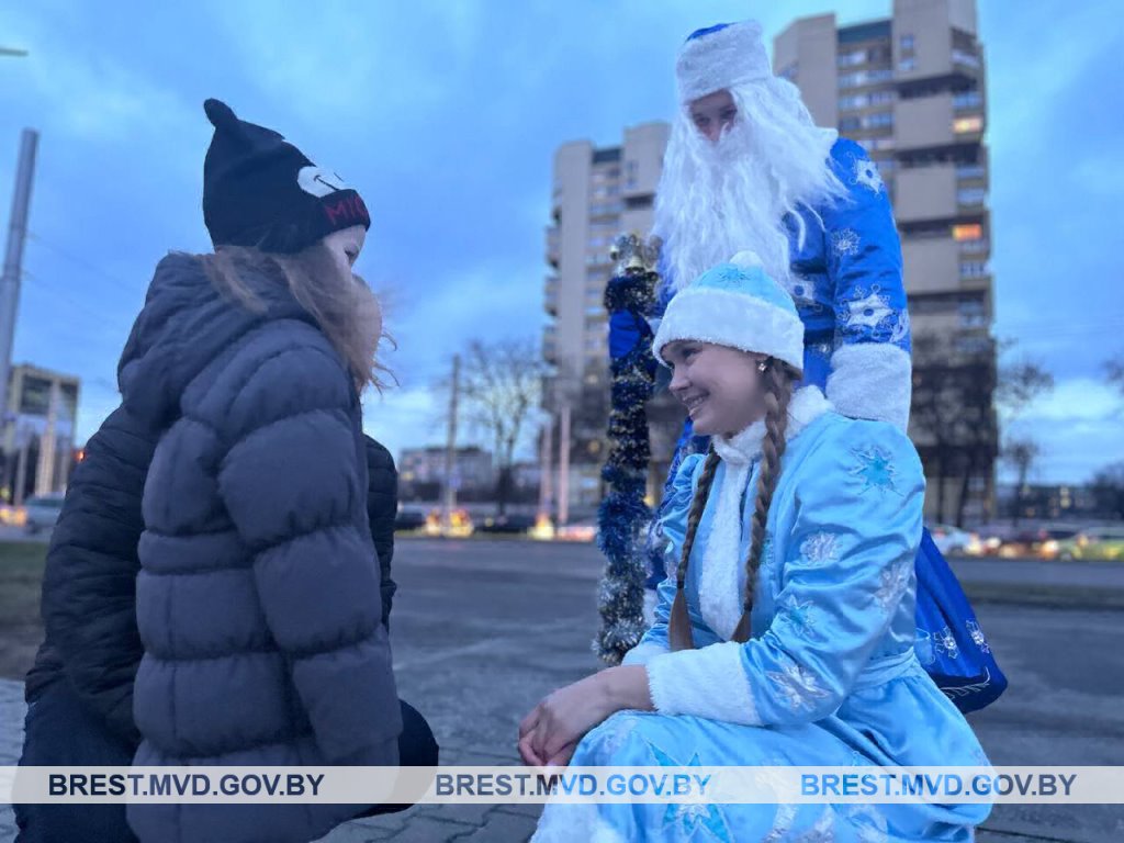 Новогодний патруль в Бресте: вместо полосатого жезла – волшебный посох!