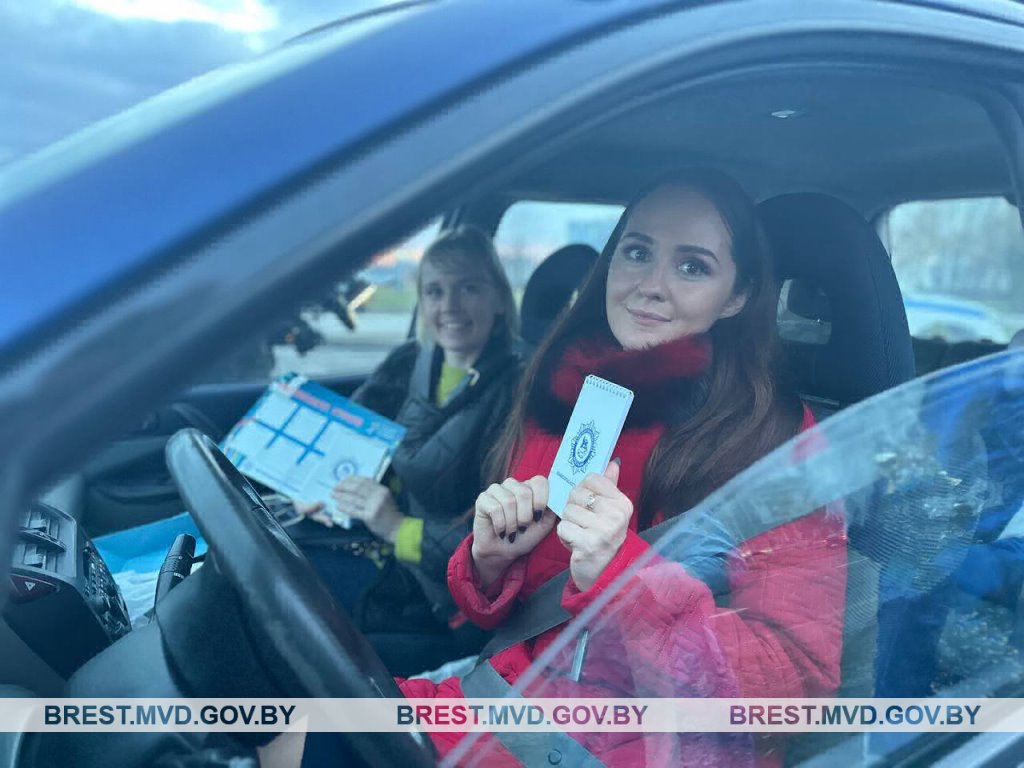 Новогодний патруль в Бресте: вместо полосатого жезла – волшебный посох!